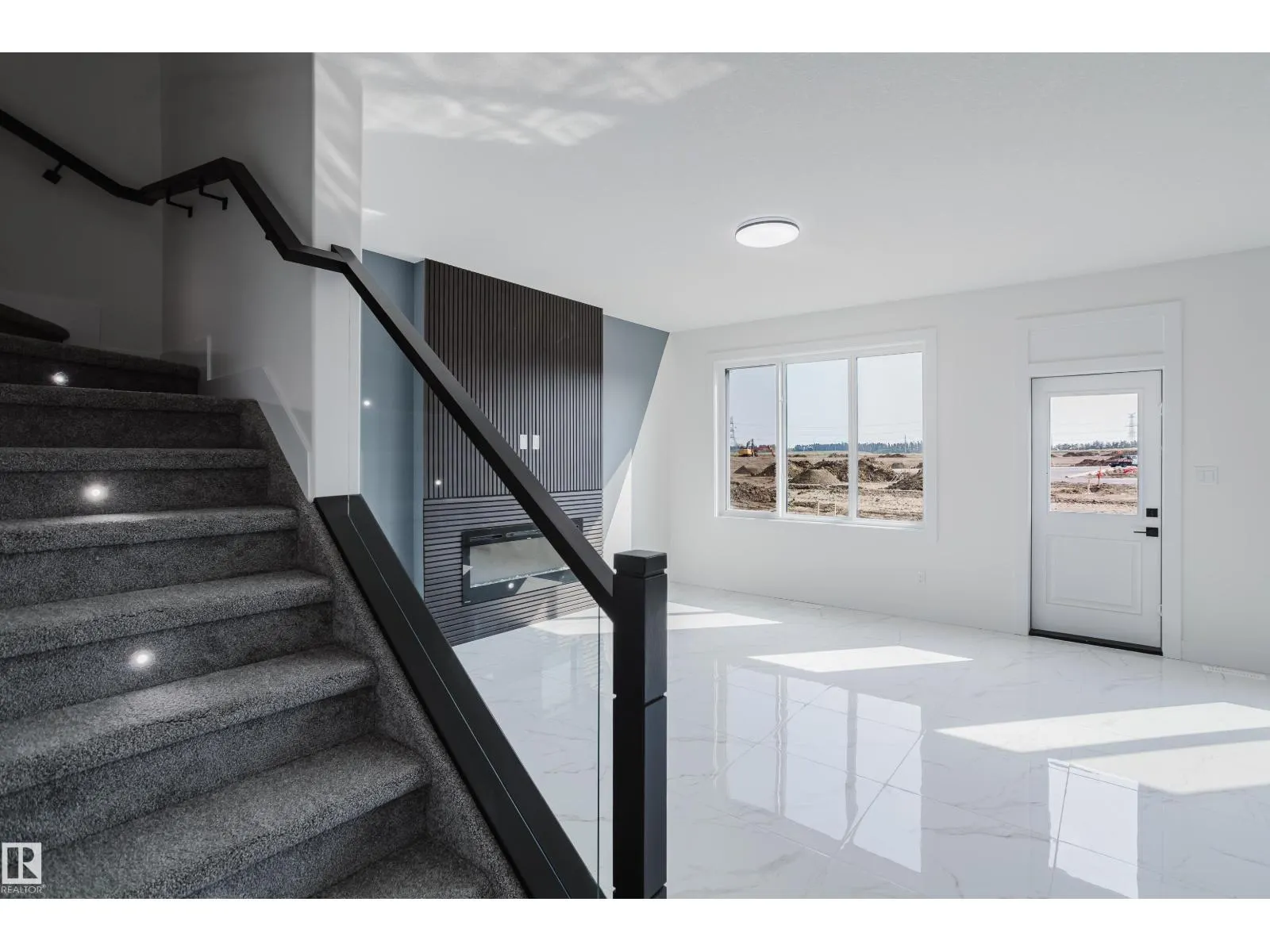 915 18 AV NW
