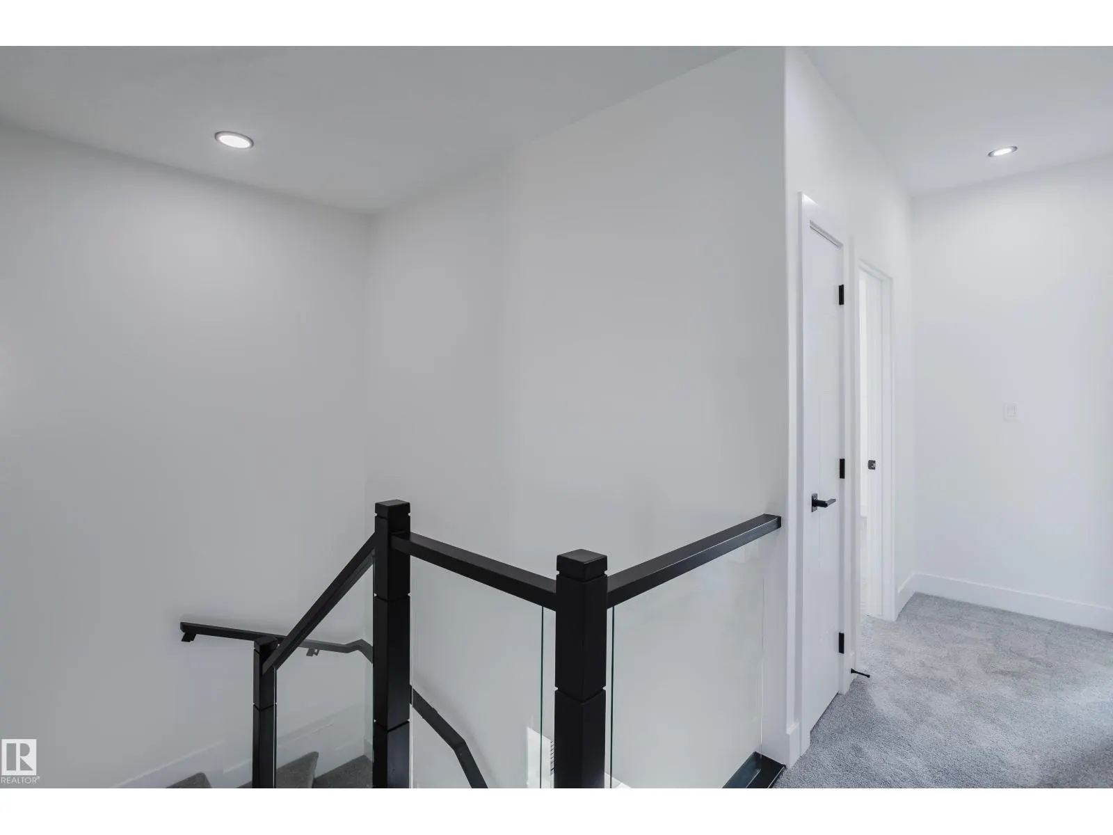 915 18 AV NW