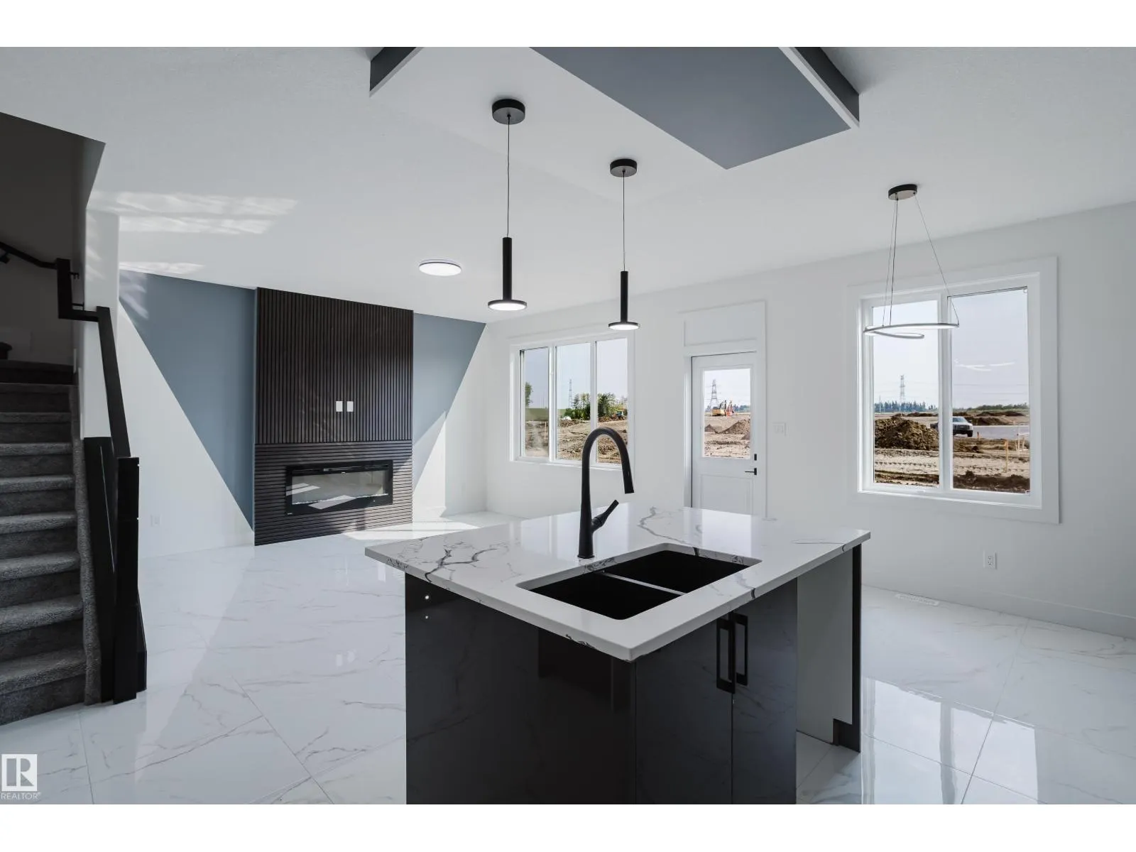 915 18 AV NW