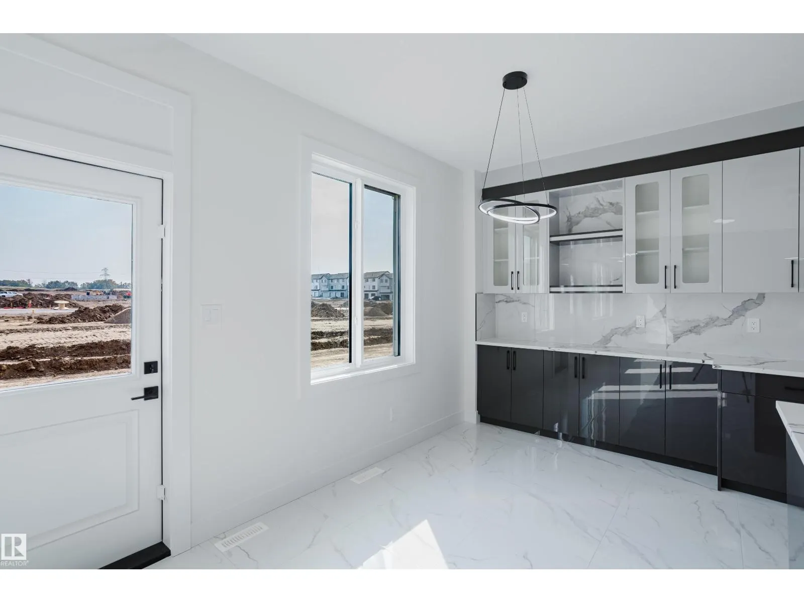 915 18 AV NW
