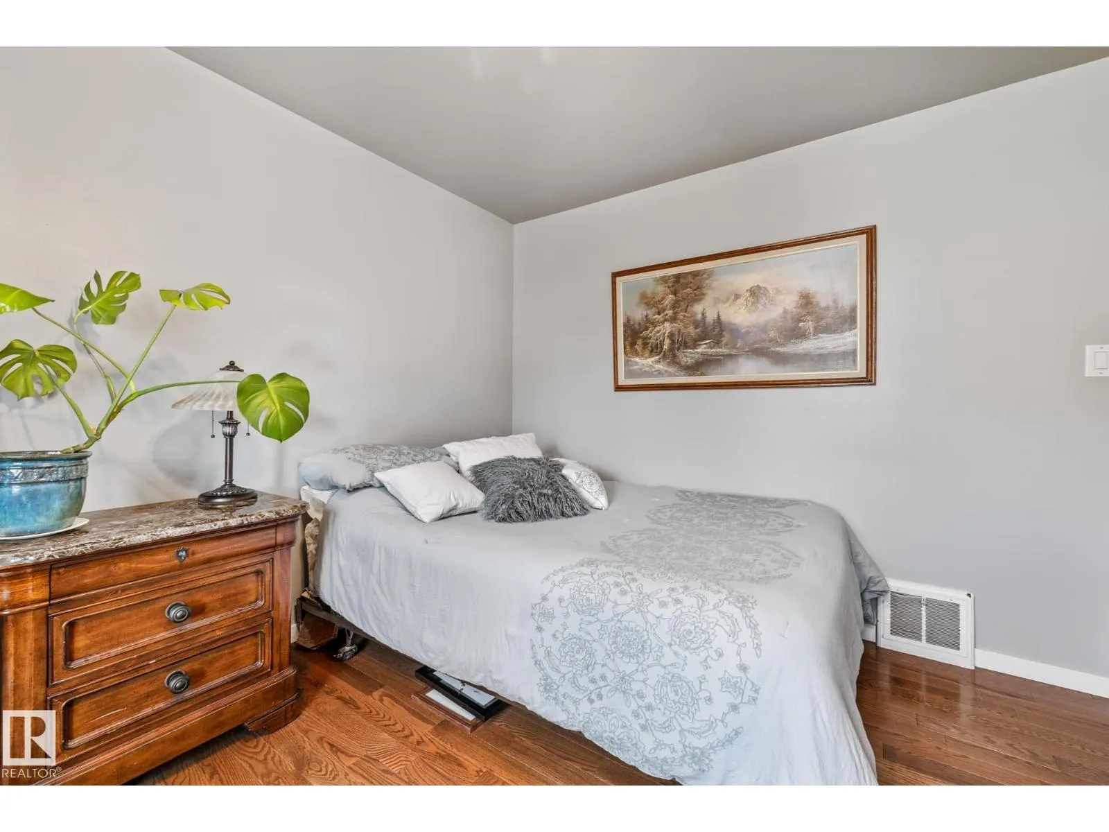 9135 155 ST NW