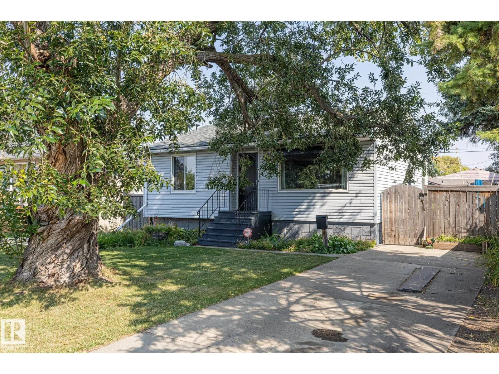 9135 155 ST NW