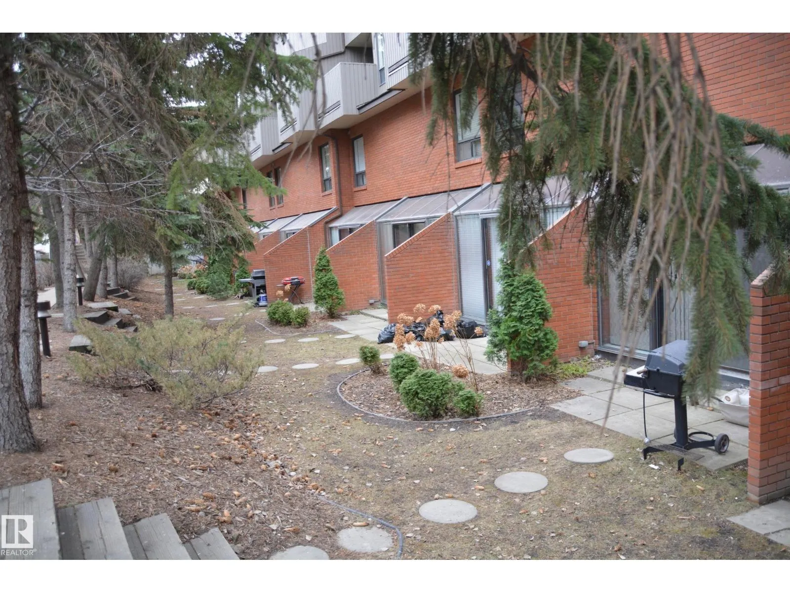 11176 83 AV NW