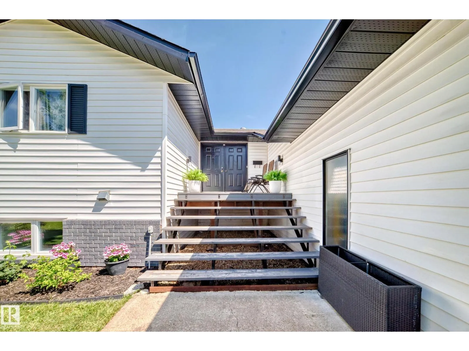 424 BUTCHART DR NW