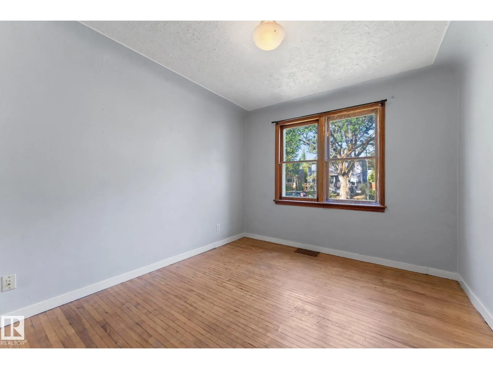 11207 73 AV NW