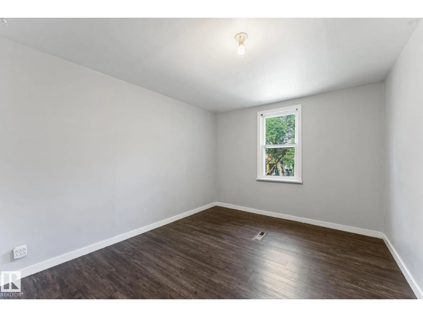 11207 73 AV NW