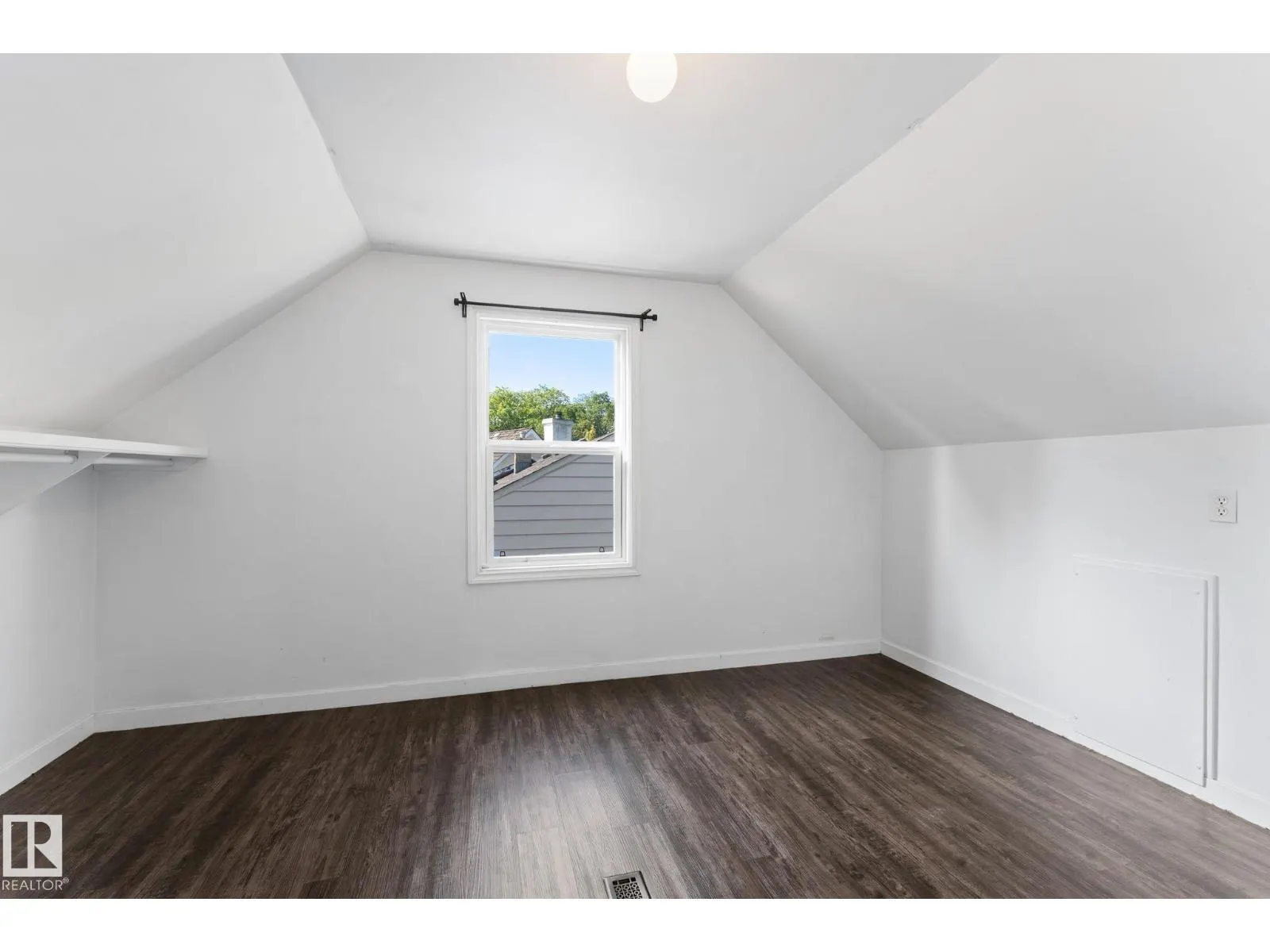 11207 73 AV NW