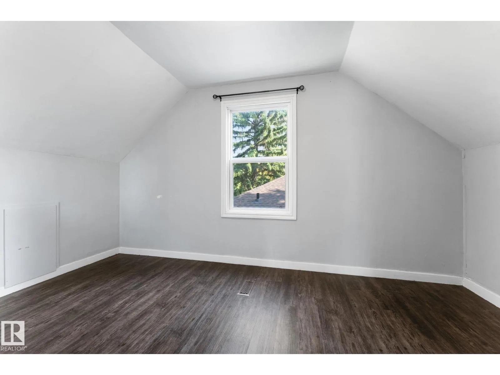 11207 73 AV NW