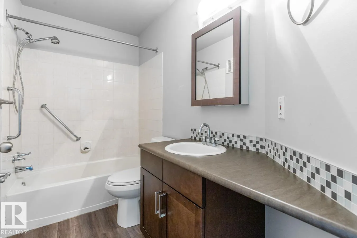 #402 5065 31 AV NW