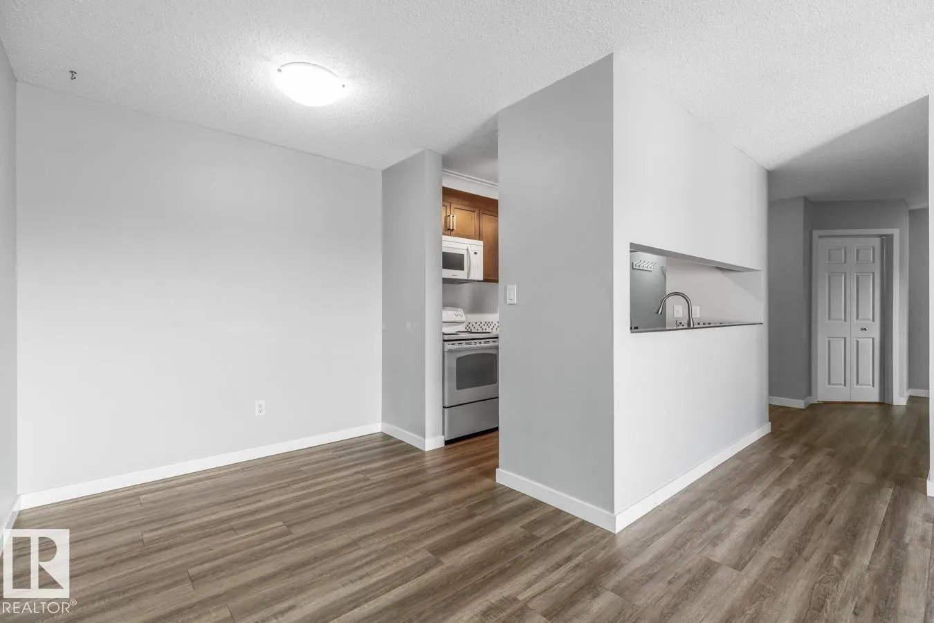#402 5065 31 AV NW