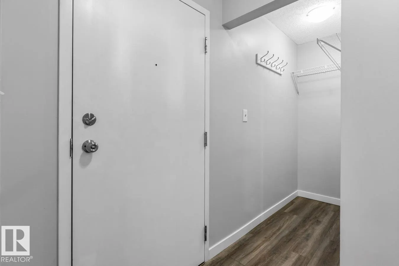 #402 5065 31 AV NW