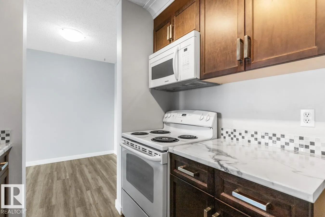 #402 5065 31 AV NW