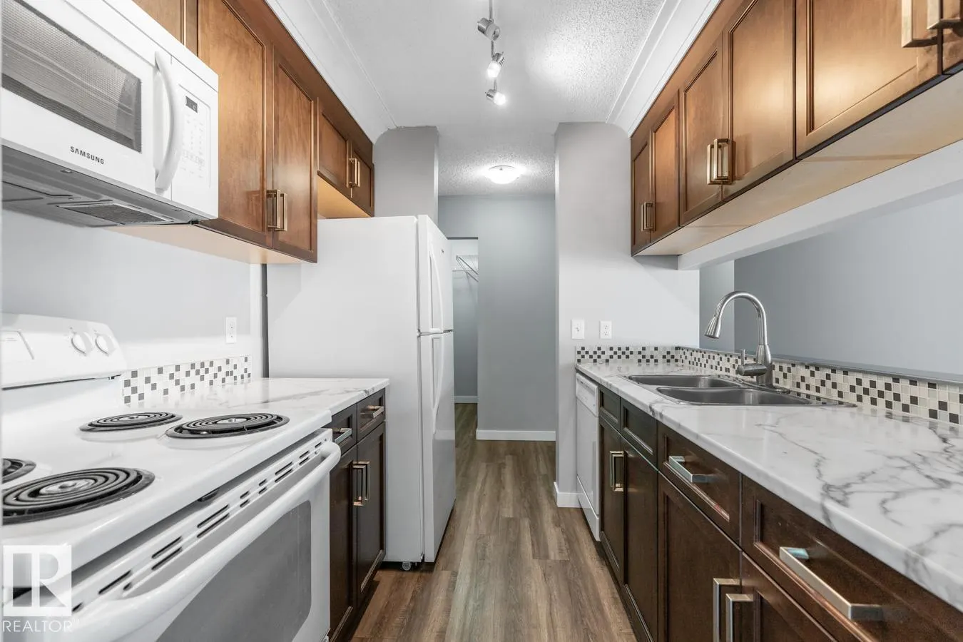 #402 5065 31 AV NW