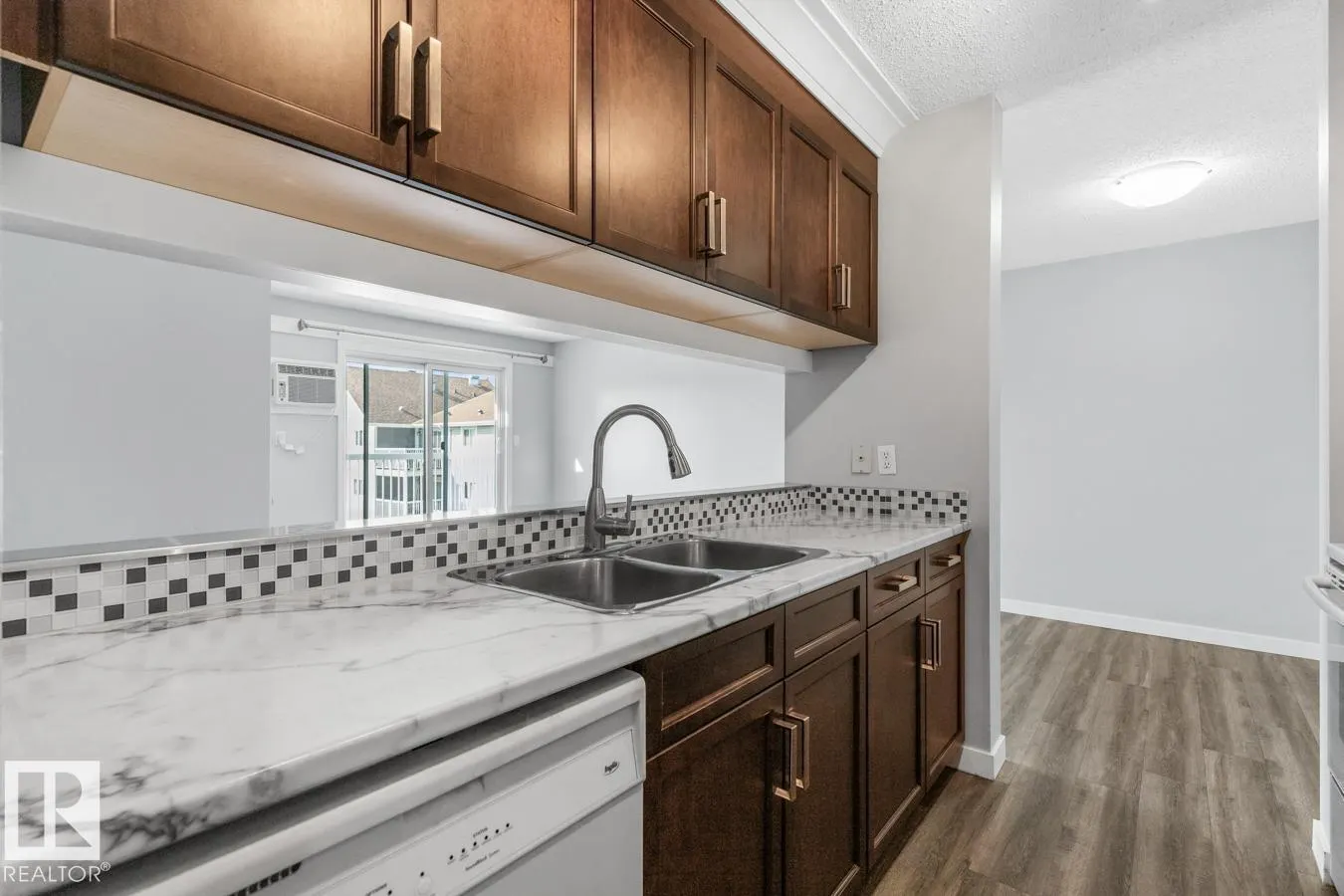 #402 5065 31 AV NW