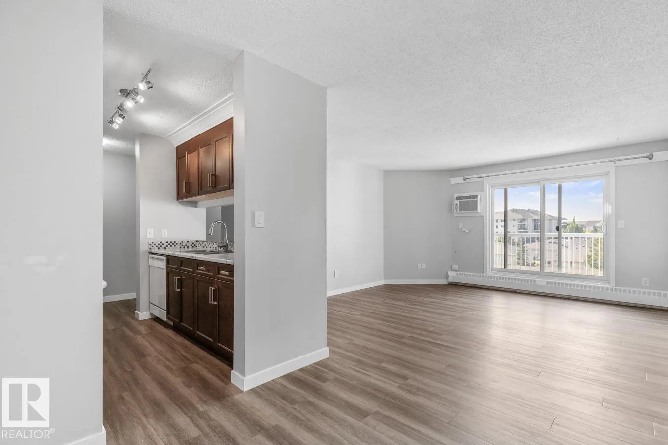 #402 5065 31 AV NW