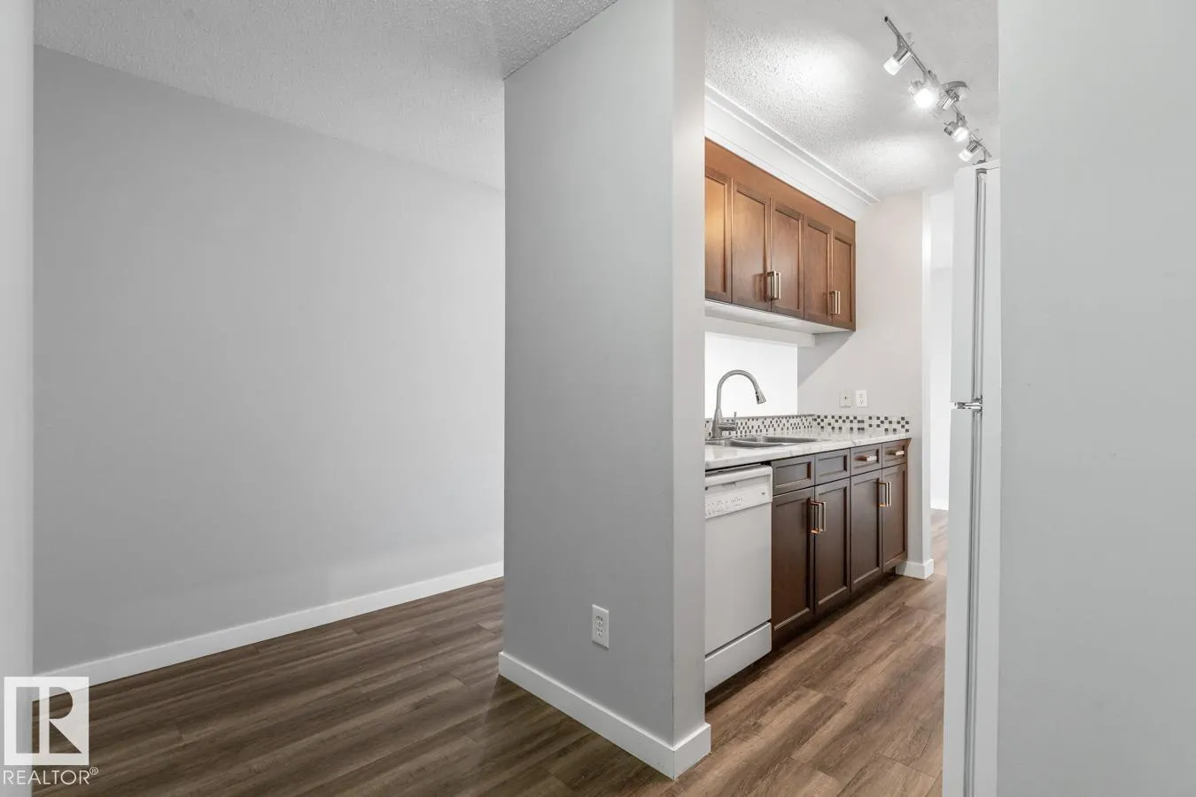 #402 5065 31 AV NW