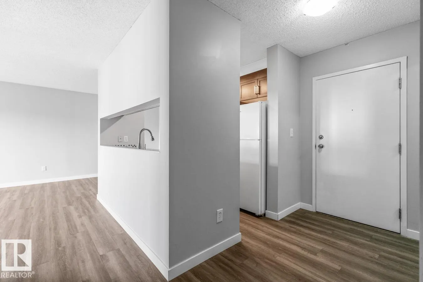 #402 5065 31 AV NW