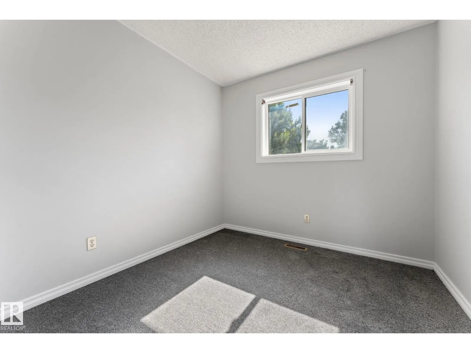 3227 145 AV NW