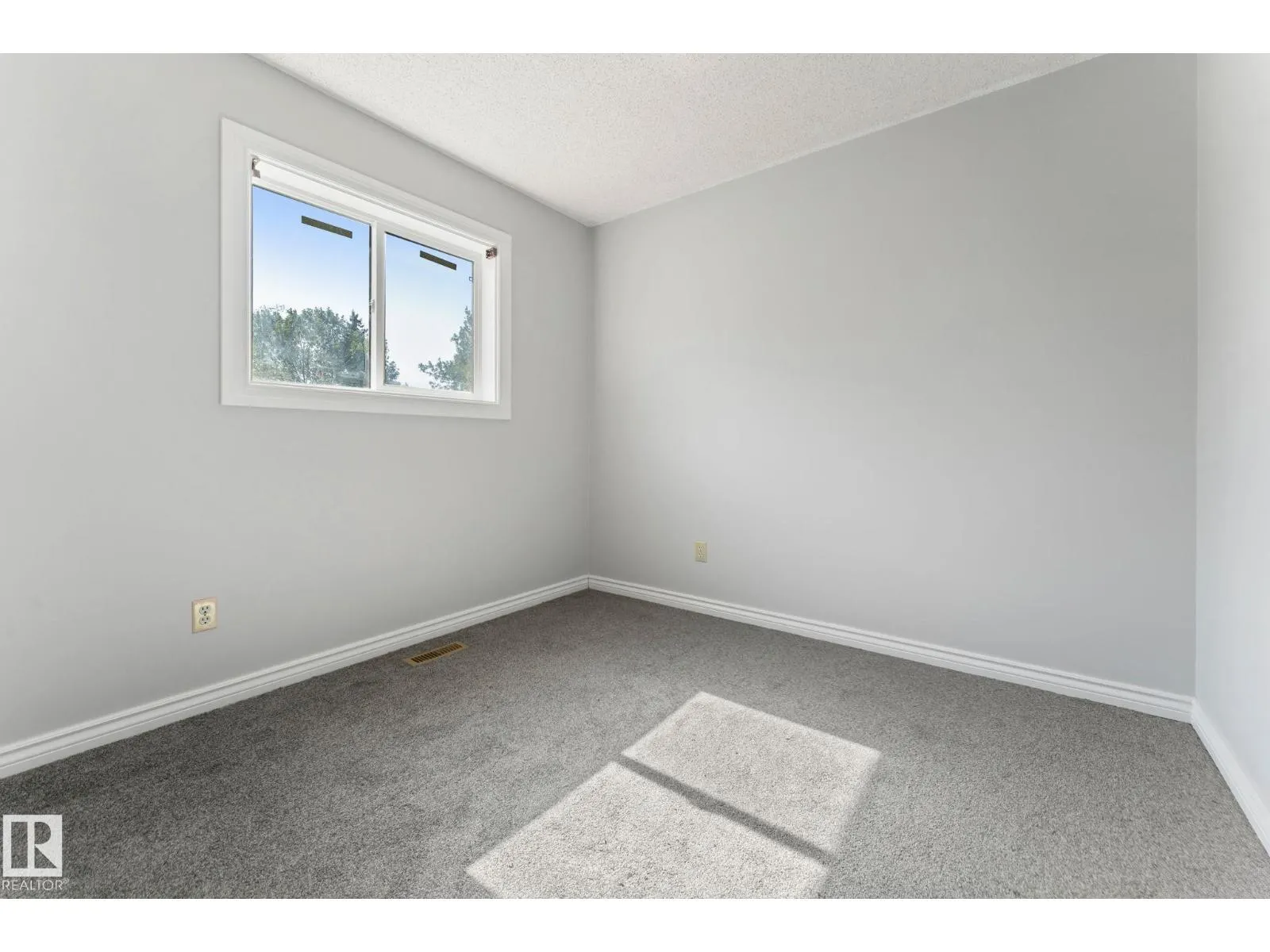 3227 145 AV NW