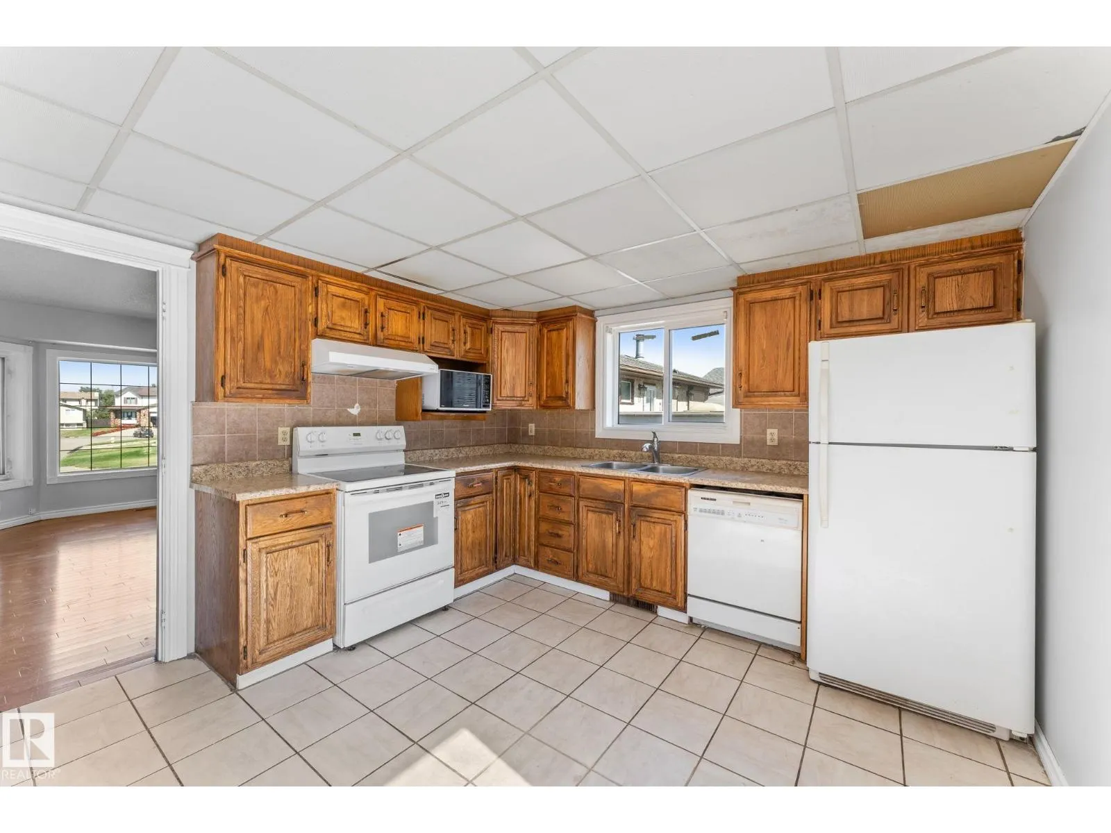 3227 145 AV NW