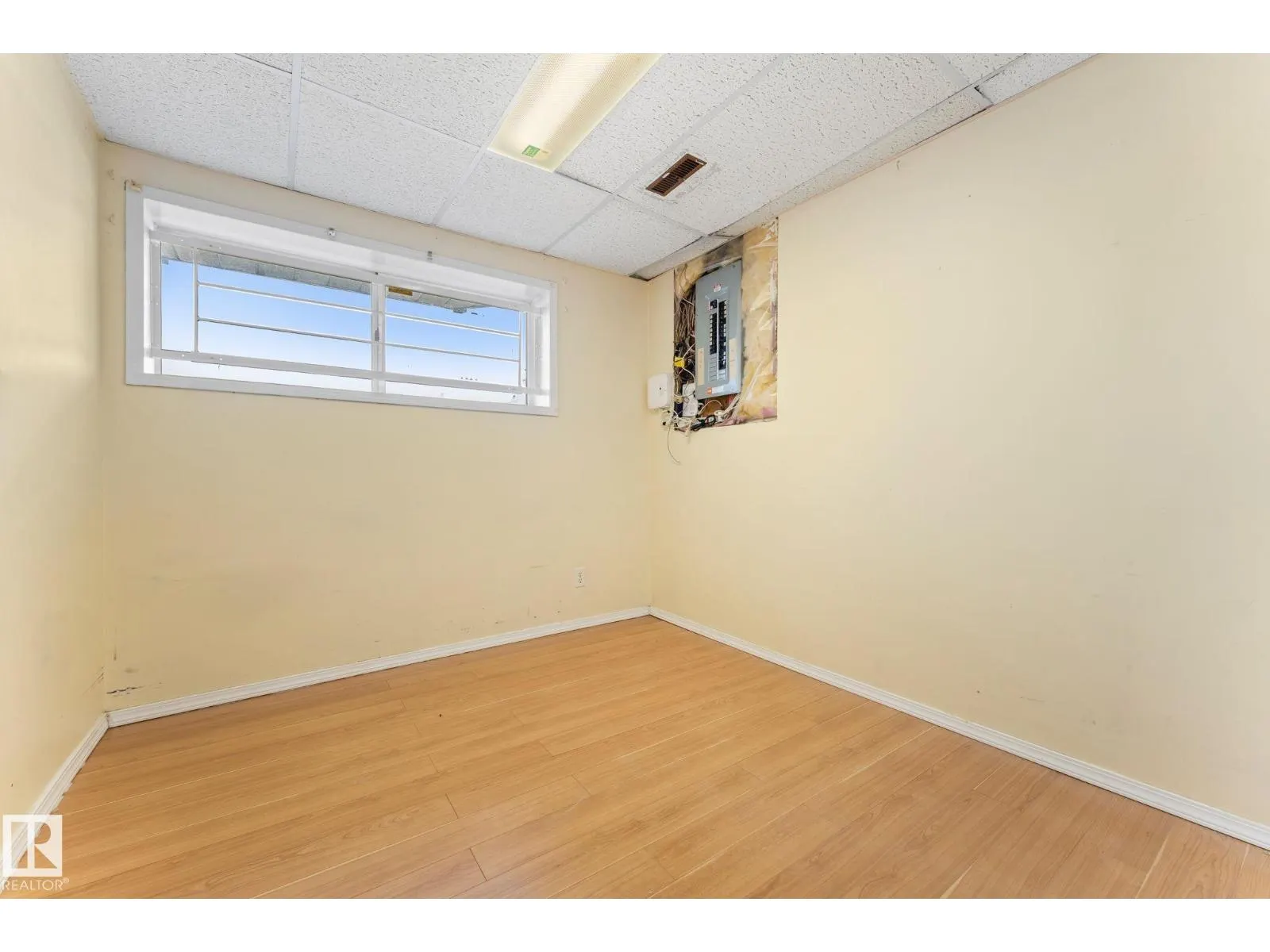 3227 145 AV NW