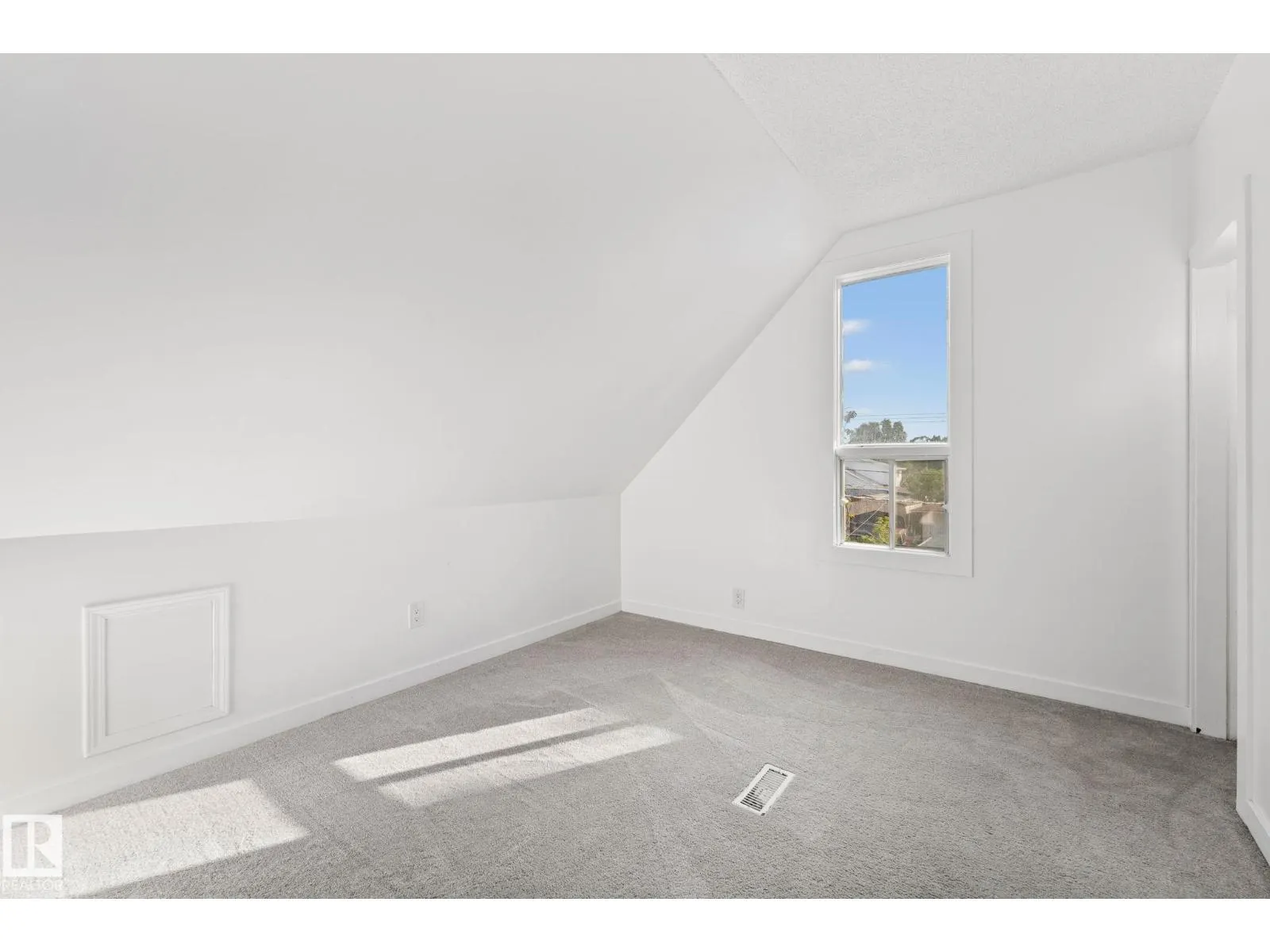 11817 44 ST NW