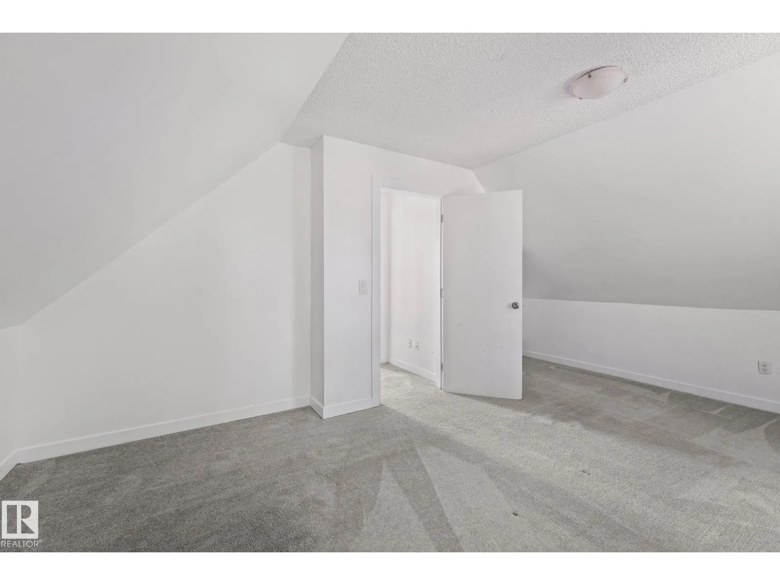 11817 44 ST NW