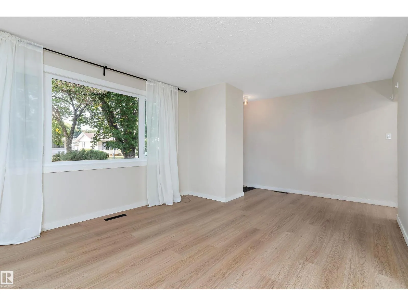 11015 152 ST NW