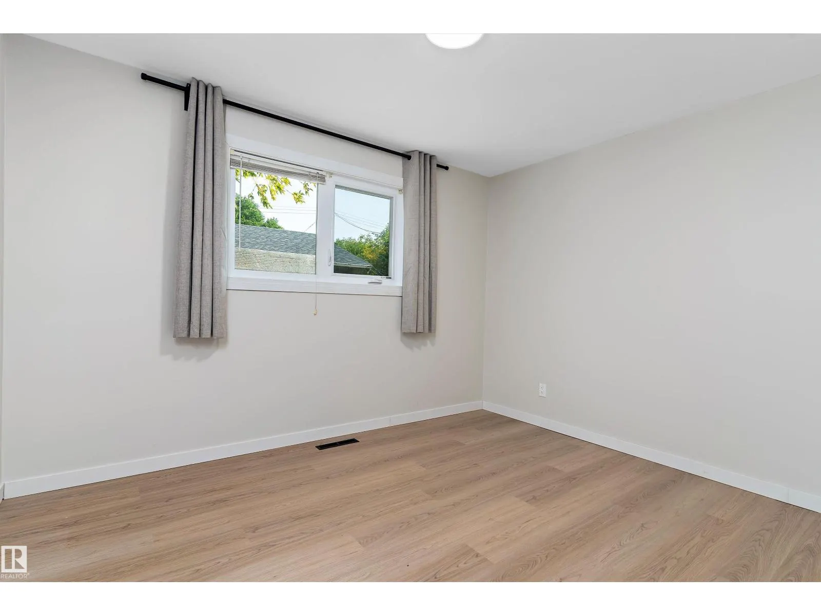 11015 152 ST NW