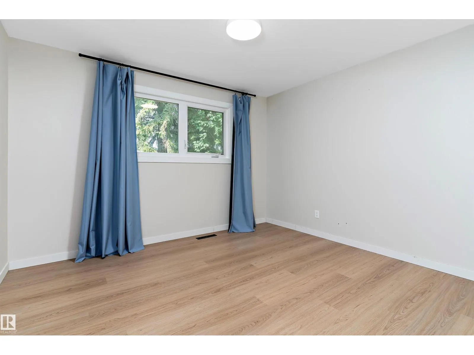 11015 152 ST NW