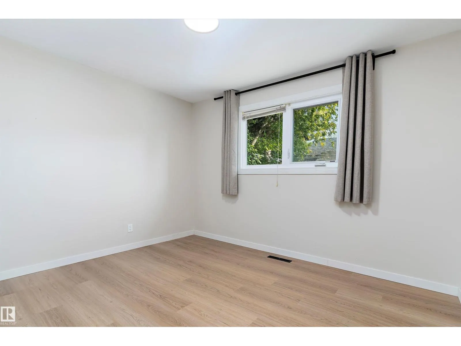 11015 152 ST NW