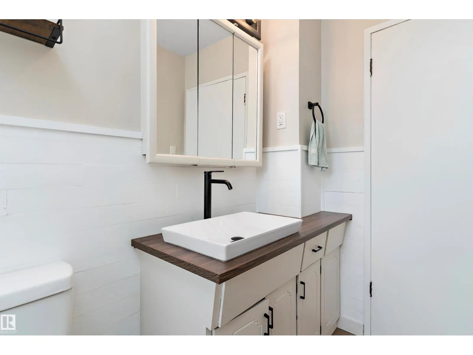 11015 152 ST NW