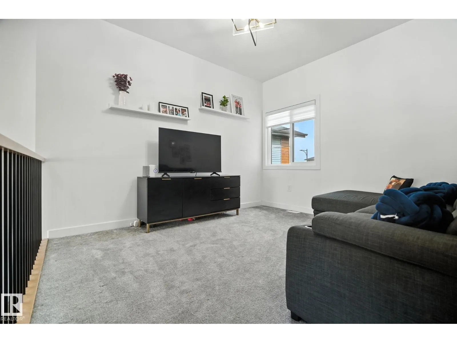 50 GRASSVIEW CR