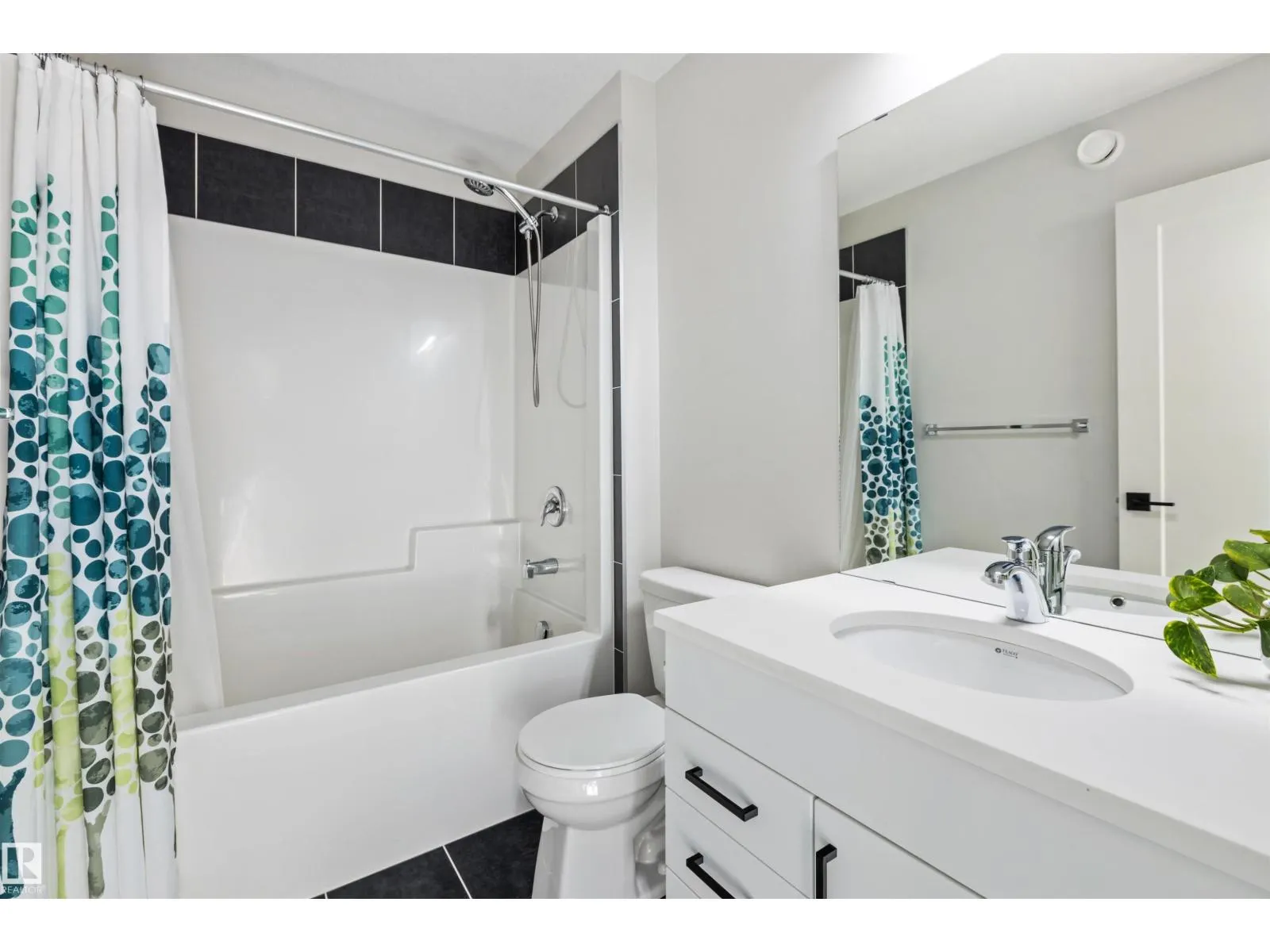 12037 124 ST NW