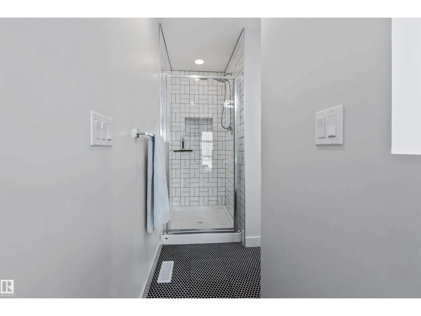12037 124 ST NW