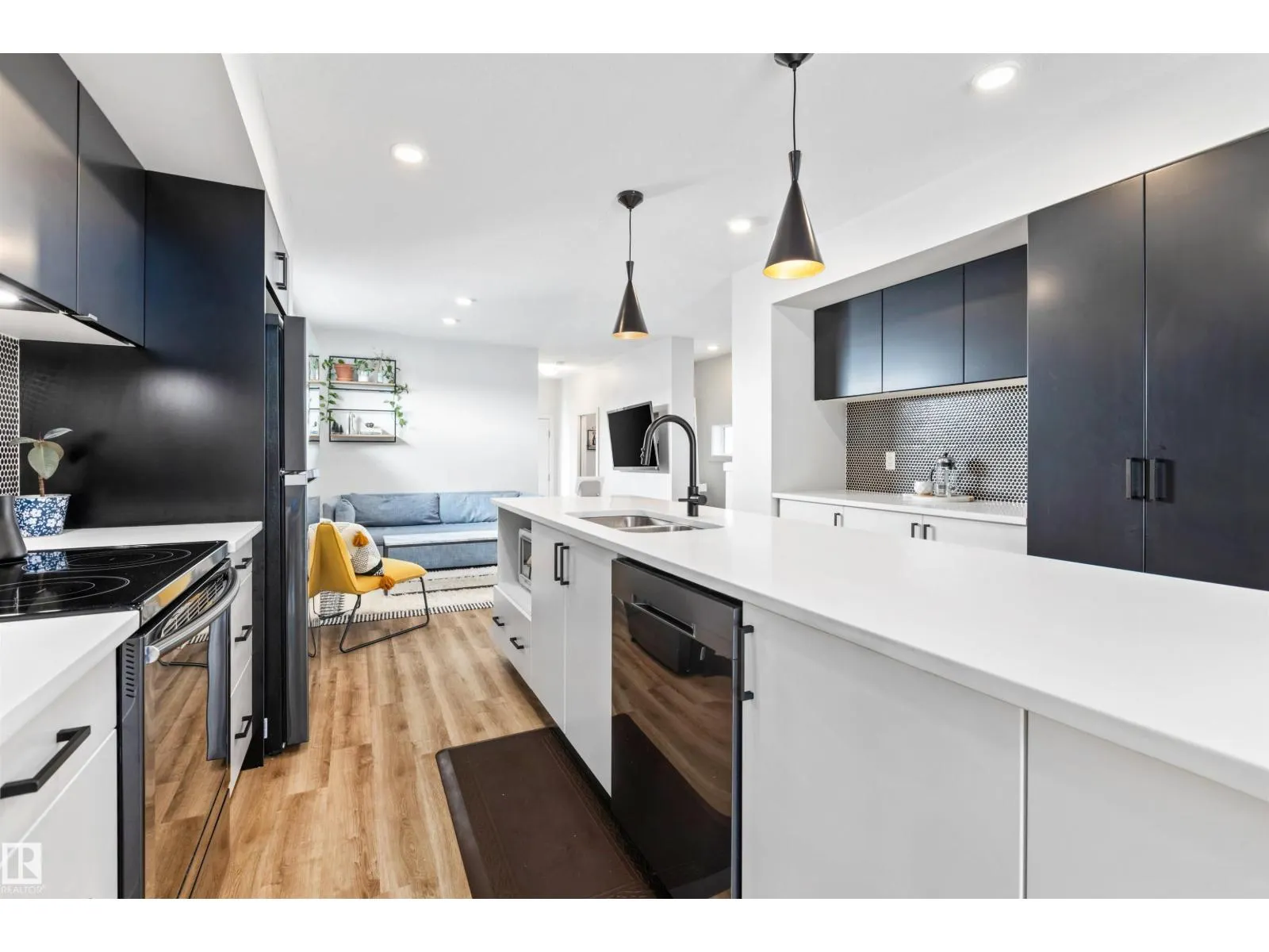 12037 124 ST NW
