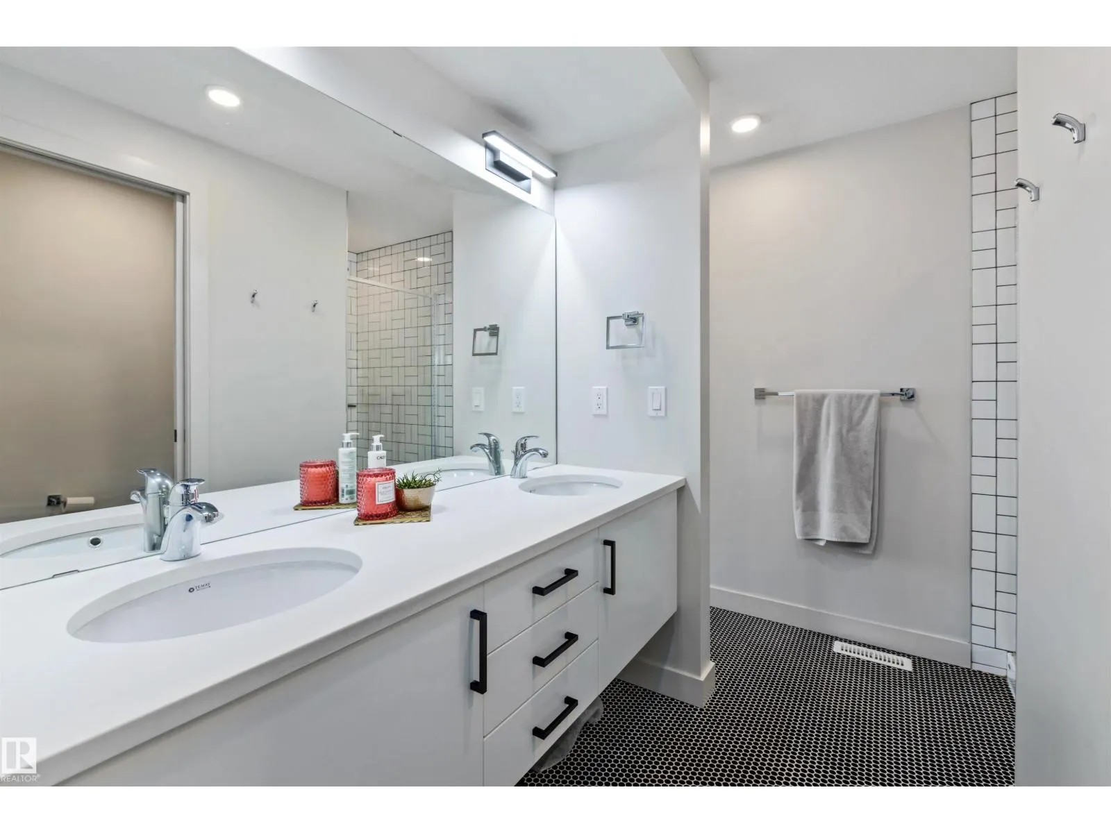12037 124 ST NW