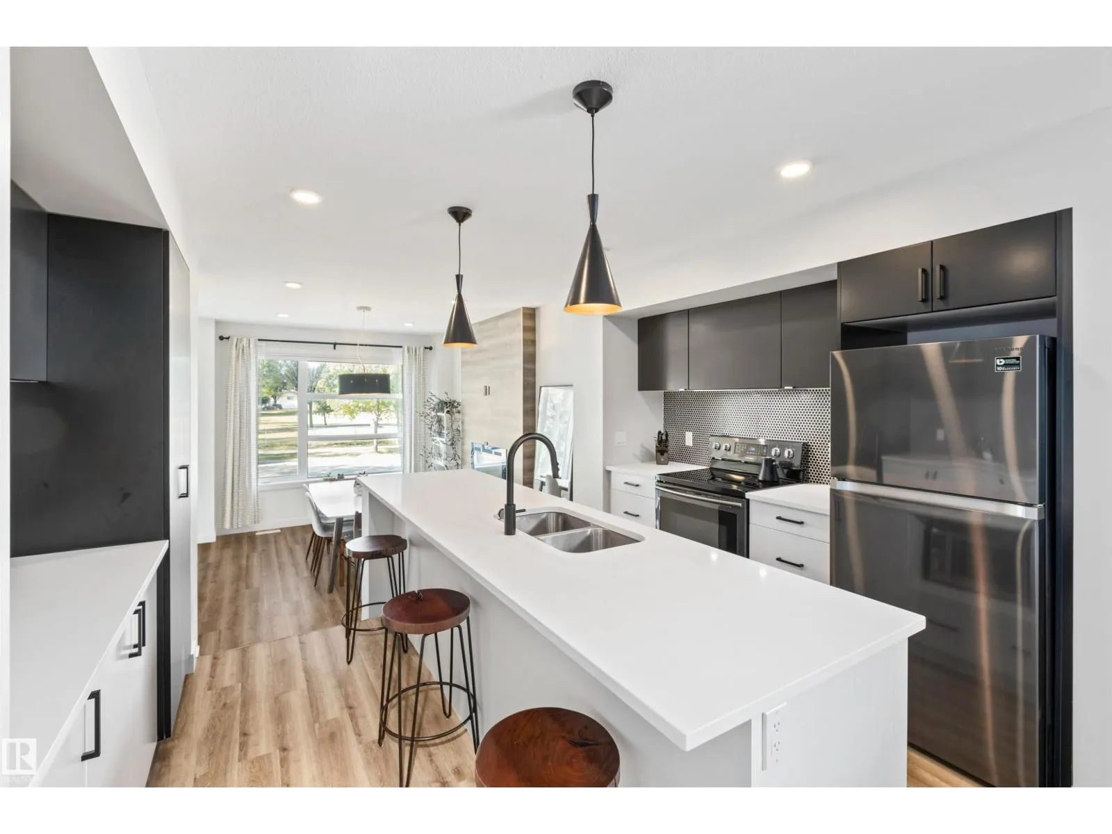12037 124 ST NW
