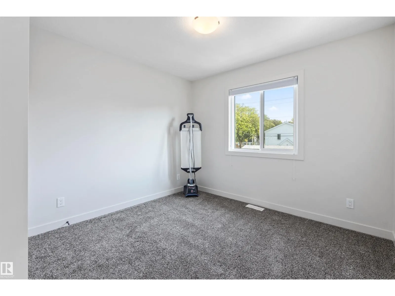 12037 124 ST NW