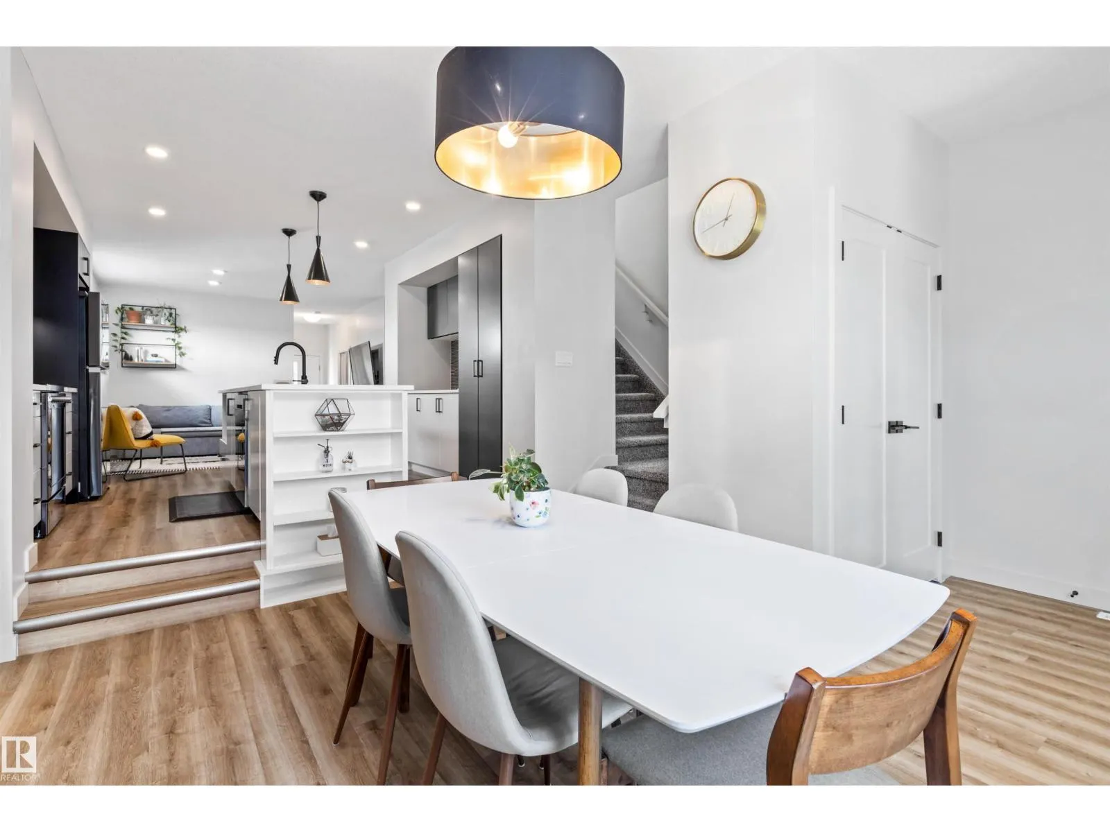 12037 124 ST NW