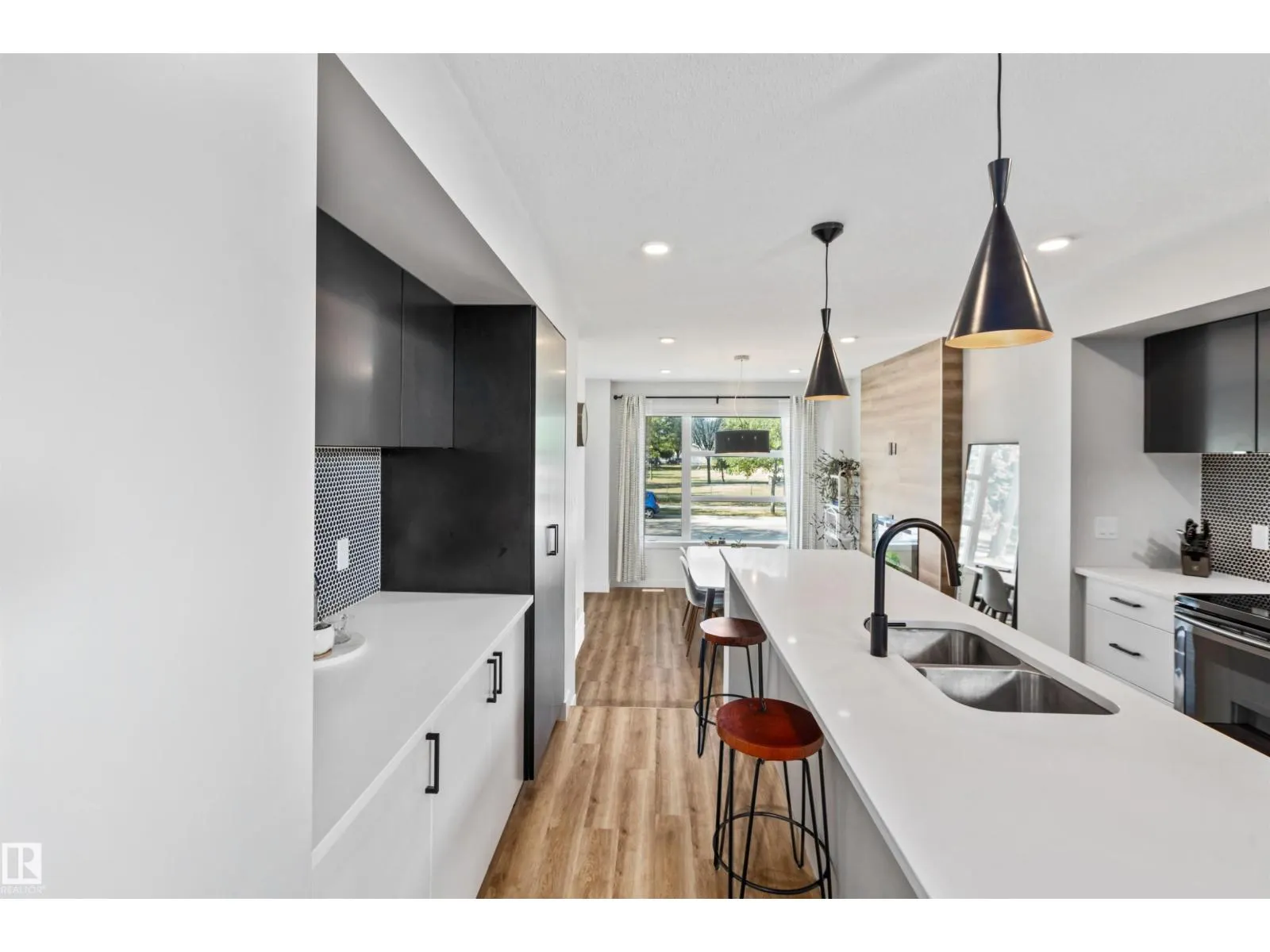 12037 124 ST NW