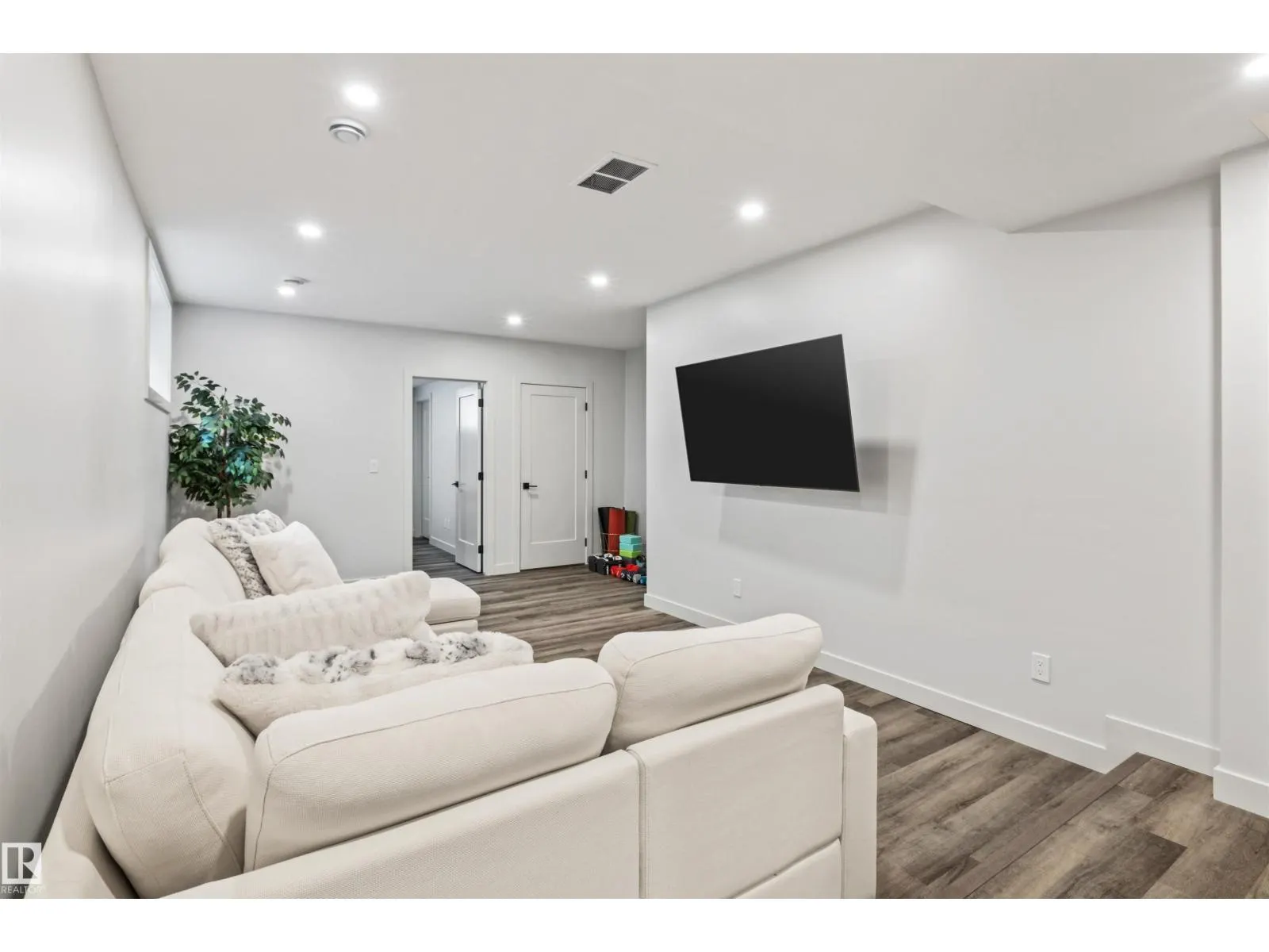 12037 124 ST NW