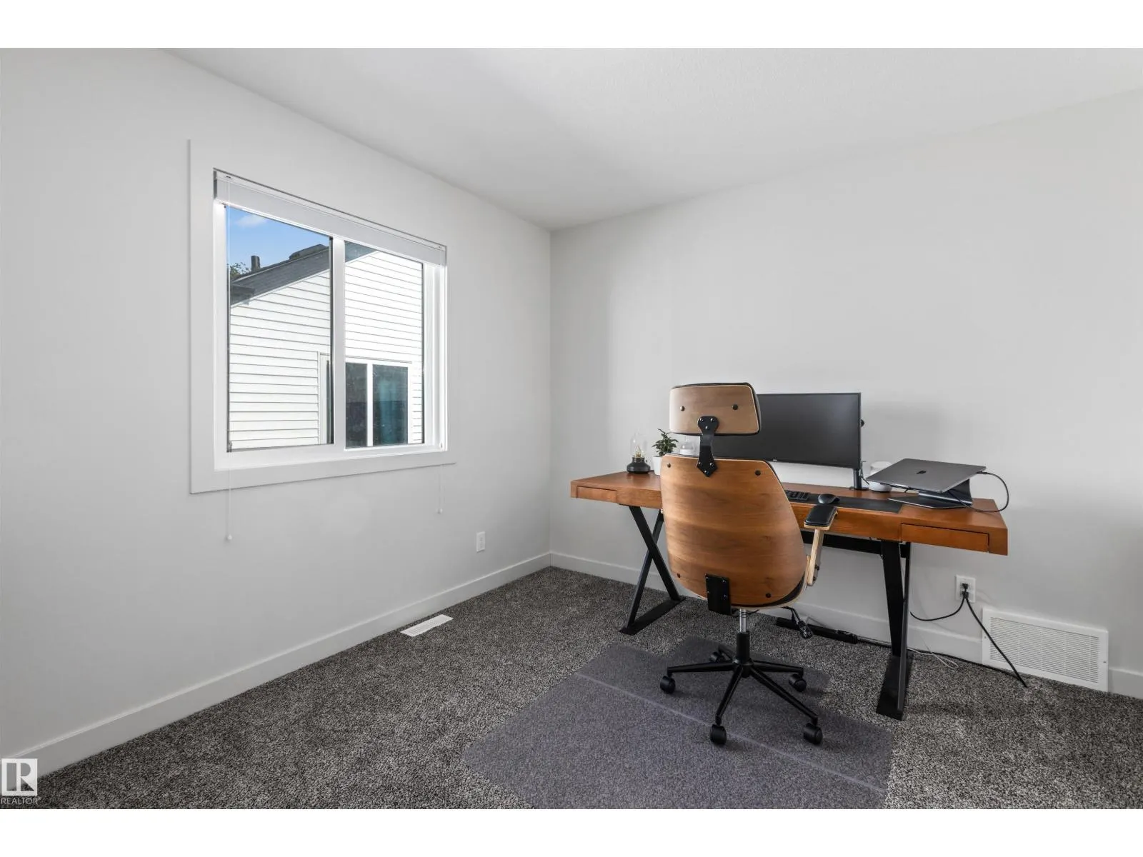 12037 124 ST NW
