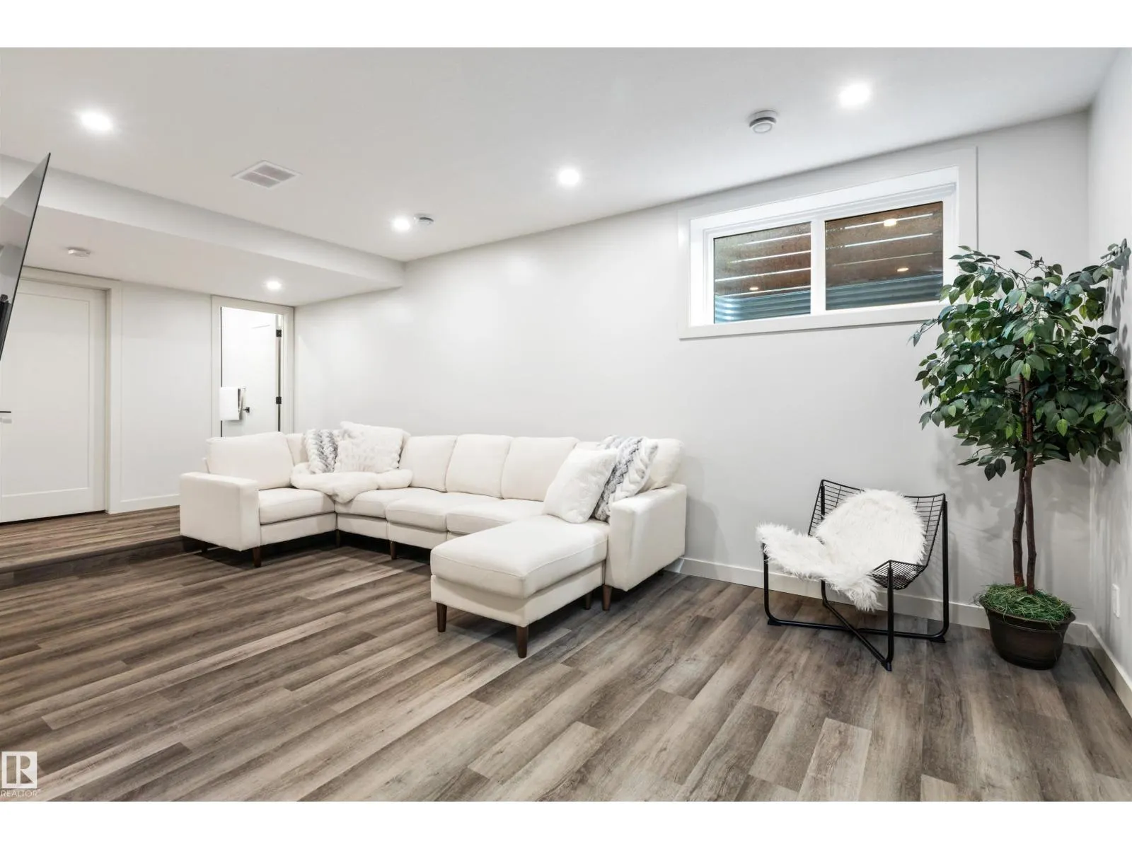 12037 124 ST NW