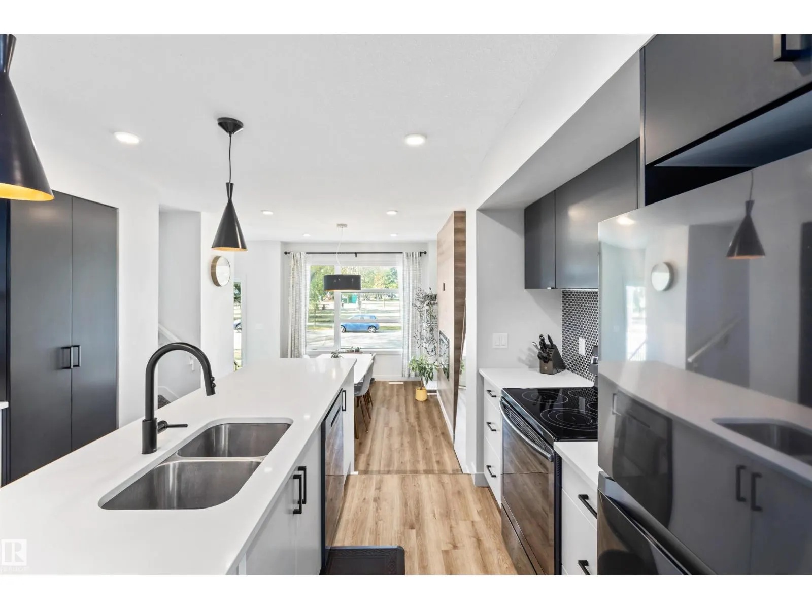 12037 124 ST NW