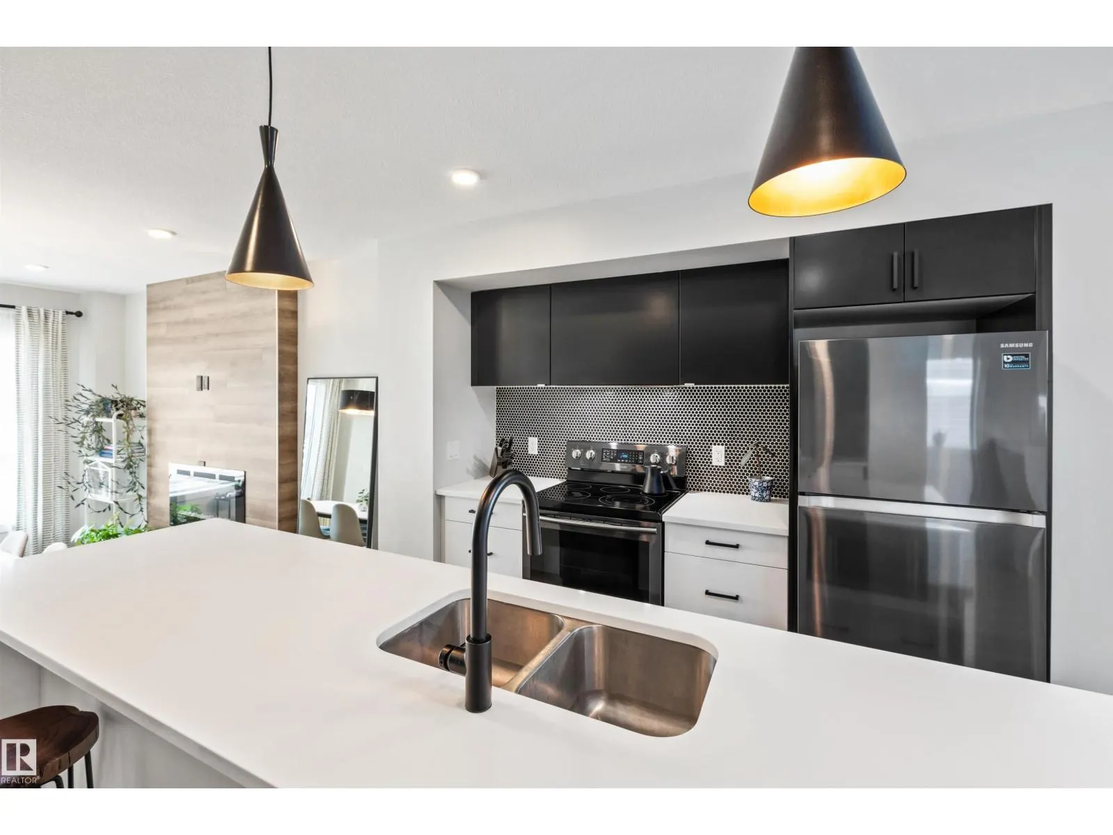 12037 124 ST NW