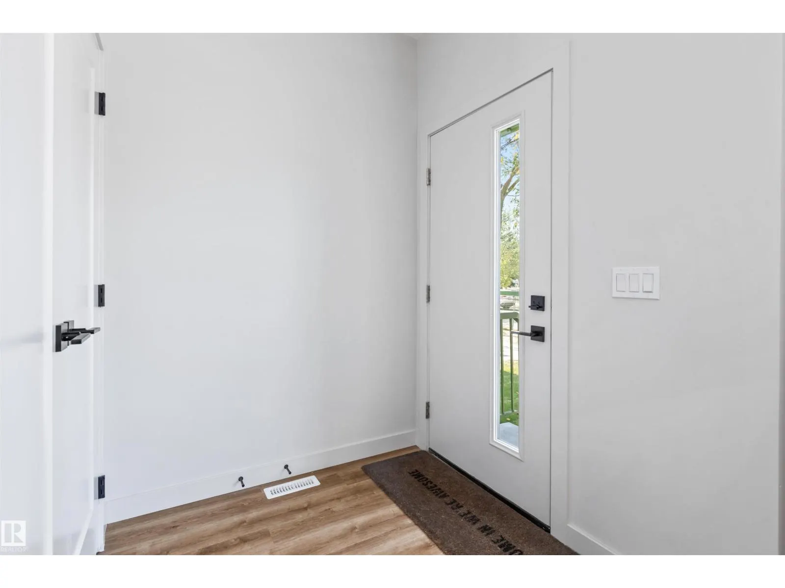 12037 124 ST NW