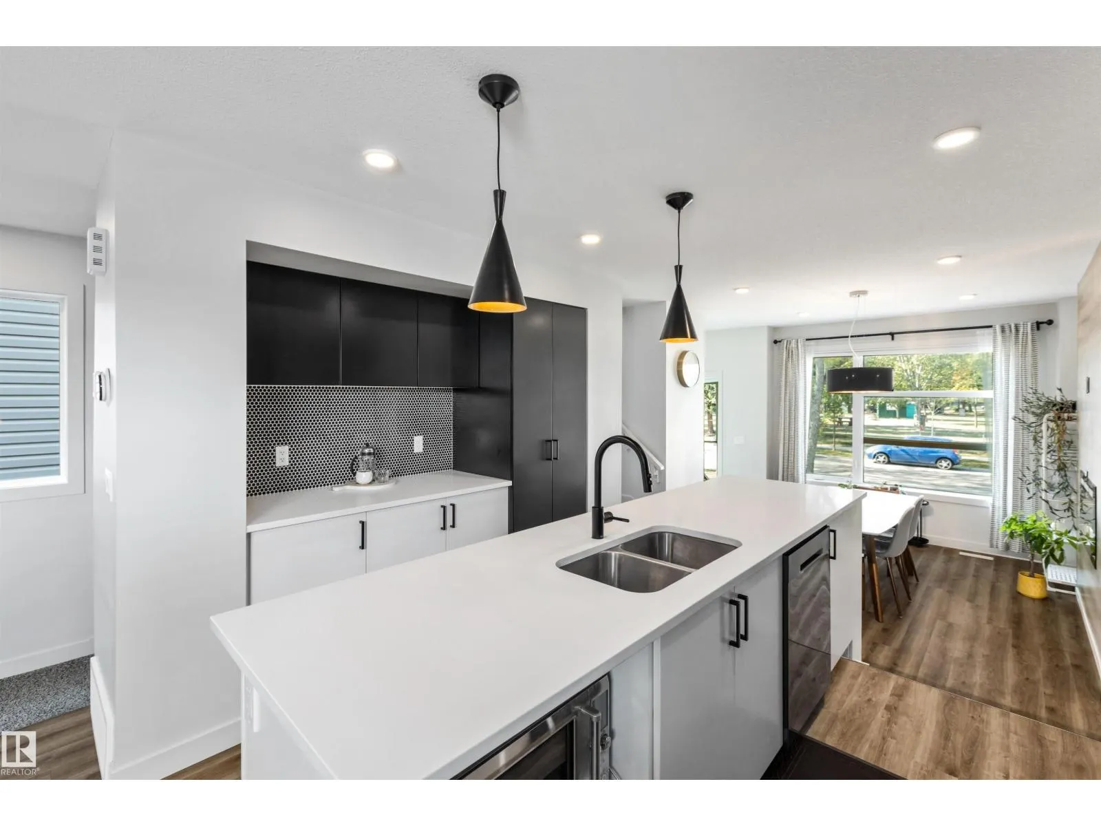 12037 124 ST NW