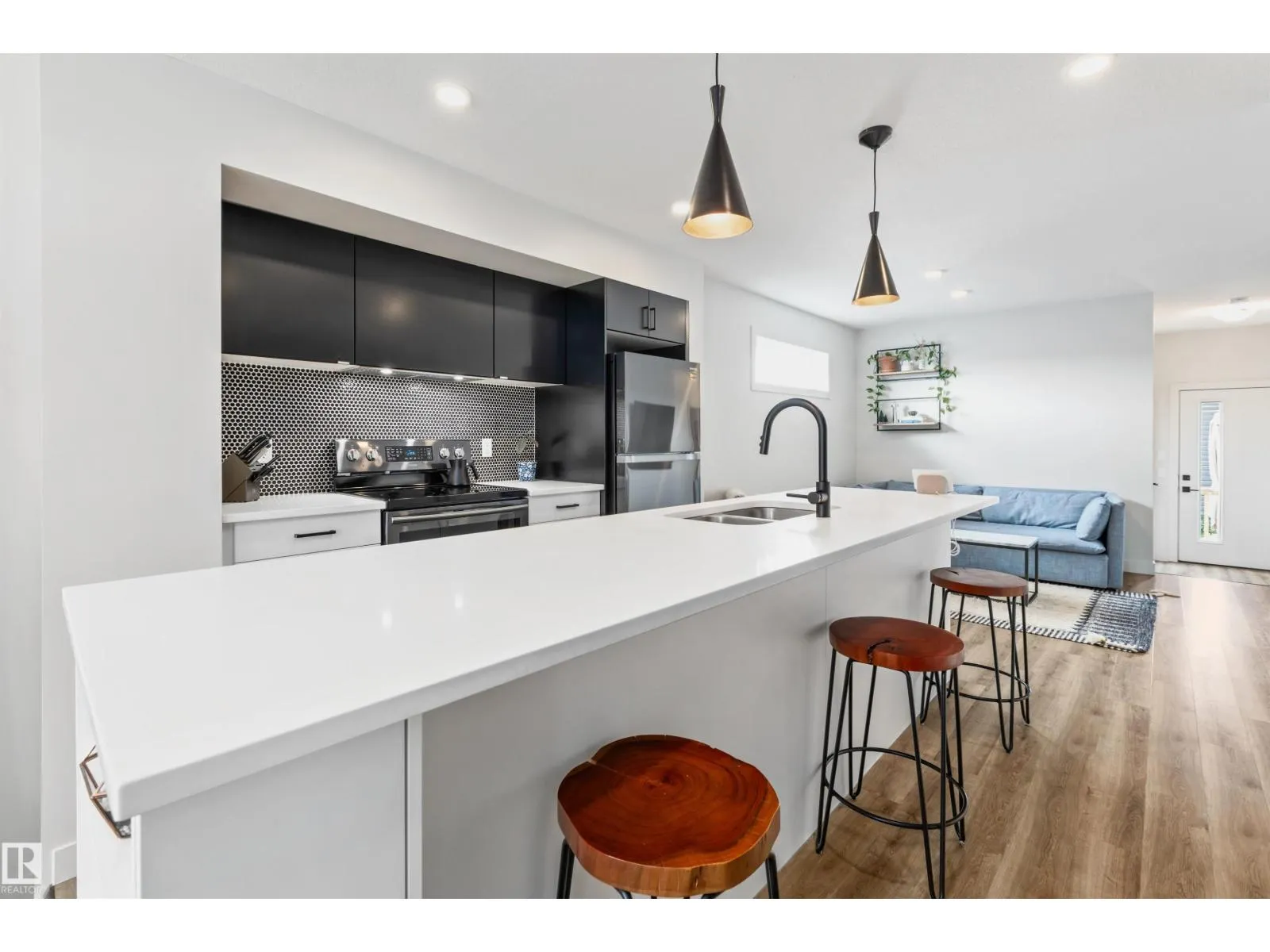 12037 124 ST NW