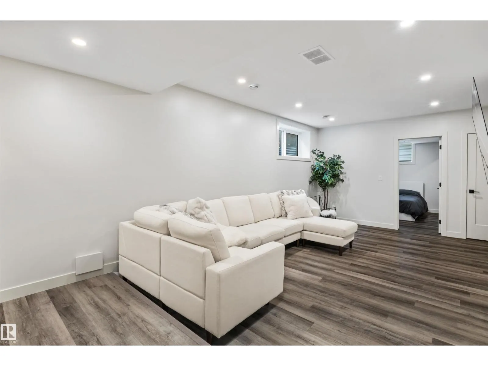 12037 124 ST NW